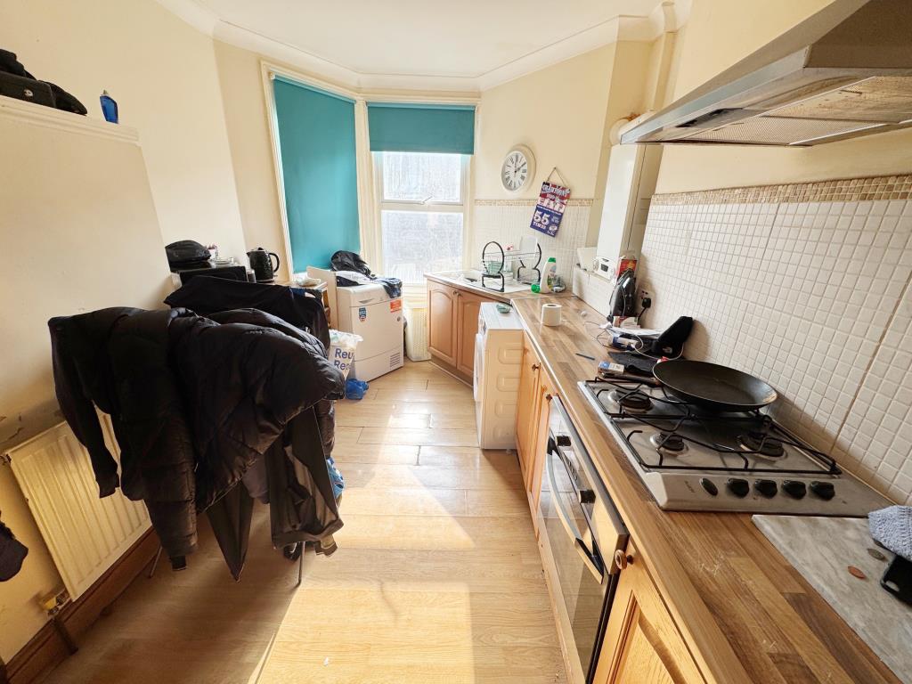 Lot: 89 - FREEHOLD PROPERTY DIVIDED INTO TWO TWO-BEDROOM MAISONETTES - Upper Maisonette - Kitchen
